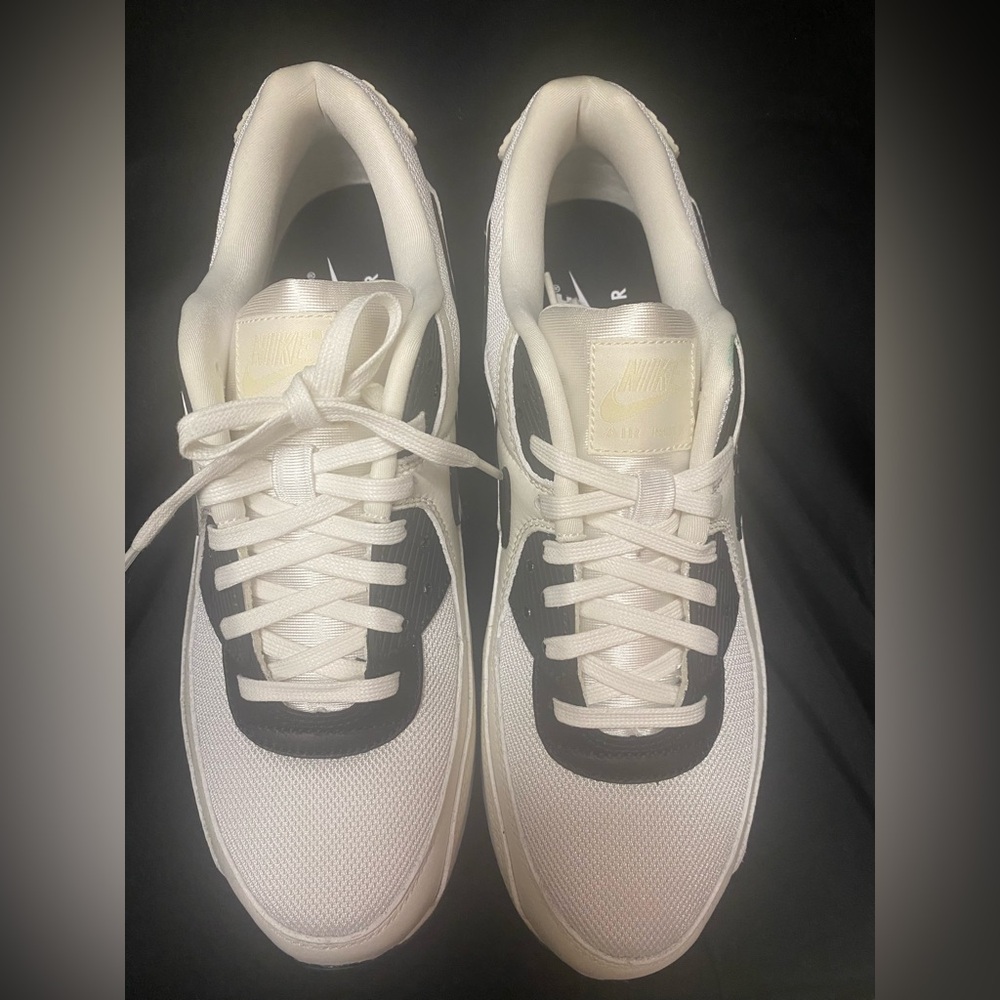 NEW, NEVER WORN Nike White/Ivory/Black Air Max Women's Athletic Shoe. Size 10 - Picture 2 of 8